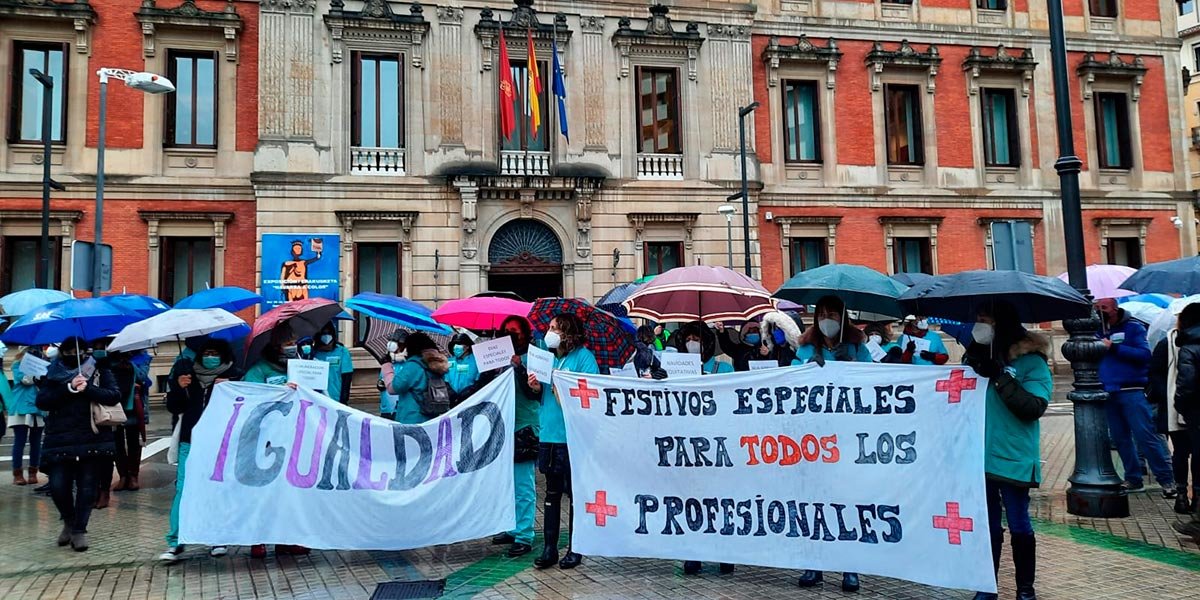 Protestas de trabajadores a turnos del SNS ante el Parlamento de Navarra