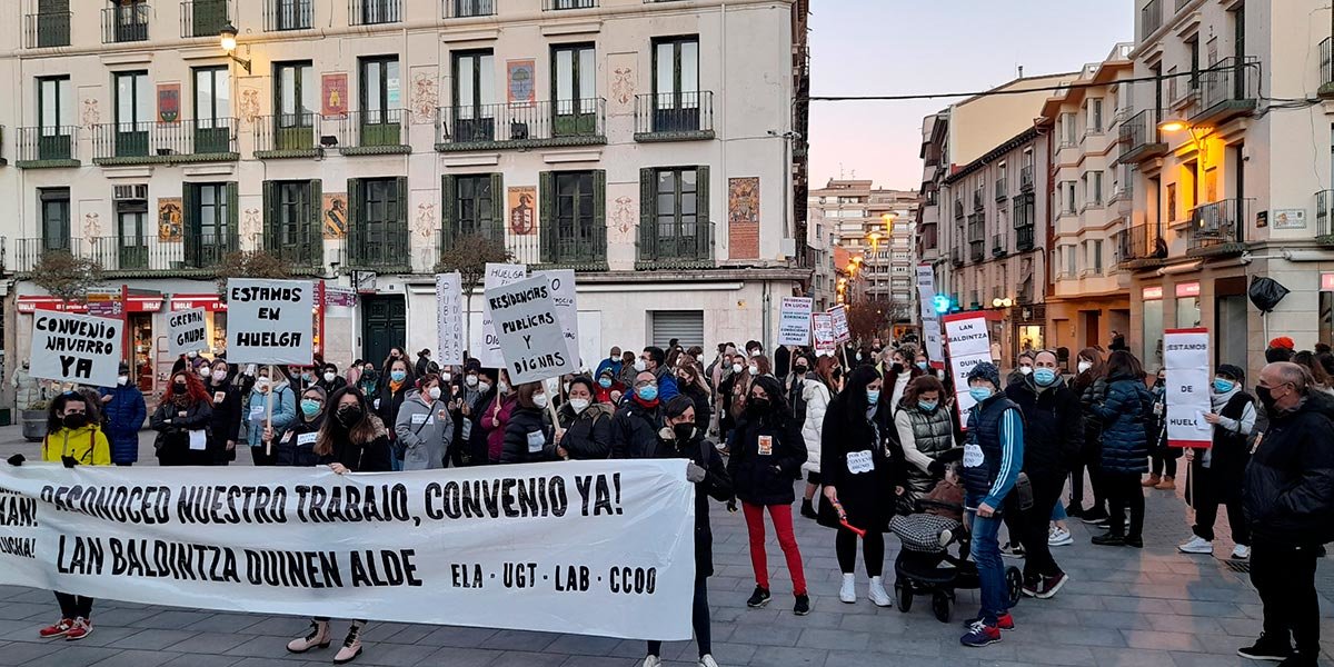 Trabajadoras de residencias riberas manifestándose en la plaza de los Fueros de Tudela