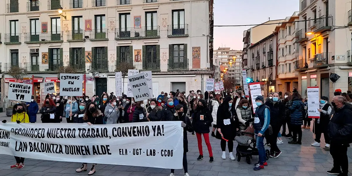 Trabajadoras de residencias riberas manifest&aacute;ndose en la plaza de los Fueros de Tudela