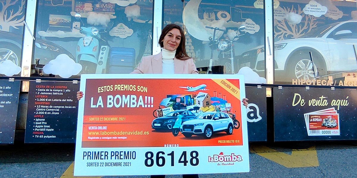 La ganadora del primer premio de La Bomba de Navidad, Sandra García, residente en Valencia ha recogido su espectacular premio en las instalaciones del Hotel El Villa Castejón