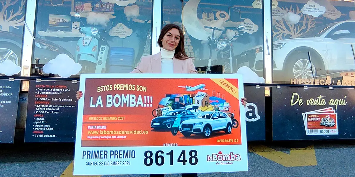La ganadora del primer premio de La Bomba de Navidad, Sandra Garc&iacute;a, residente en Valencia ha recogido su espectacular premio en las instalaciones del Hotel El Villa Castej&oacute;n