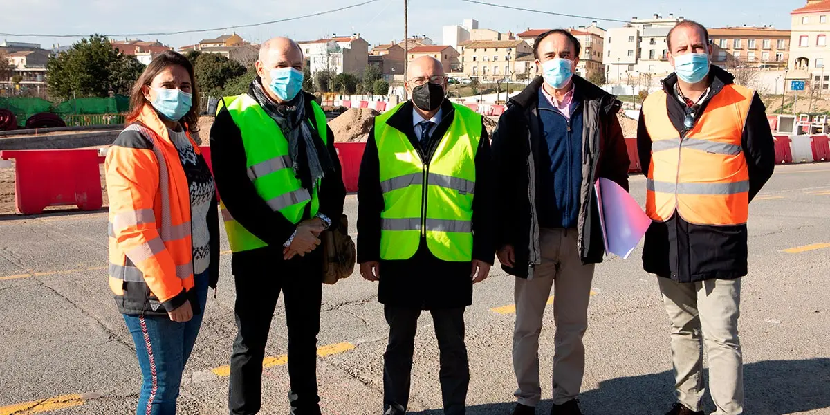 Obras en la nueva glorieta en la carretera NA-6840 en Murchante