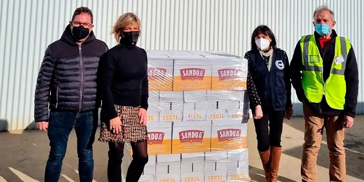 Los hermanos Jos&eacute; Luis y Laura Sand&uacute;a Escribano, junto a la responsable del BAN en Tudela y Ribera, Maite Mateo Rubio y Santos Gurucharri, ch&oacute;fer voluntario del Banco de Alimentos de Navarra