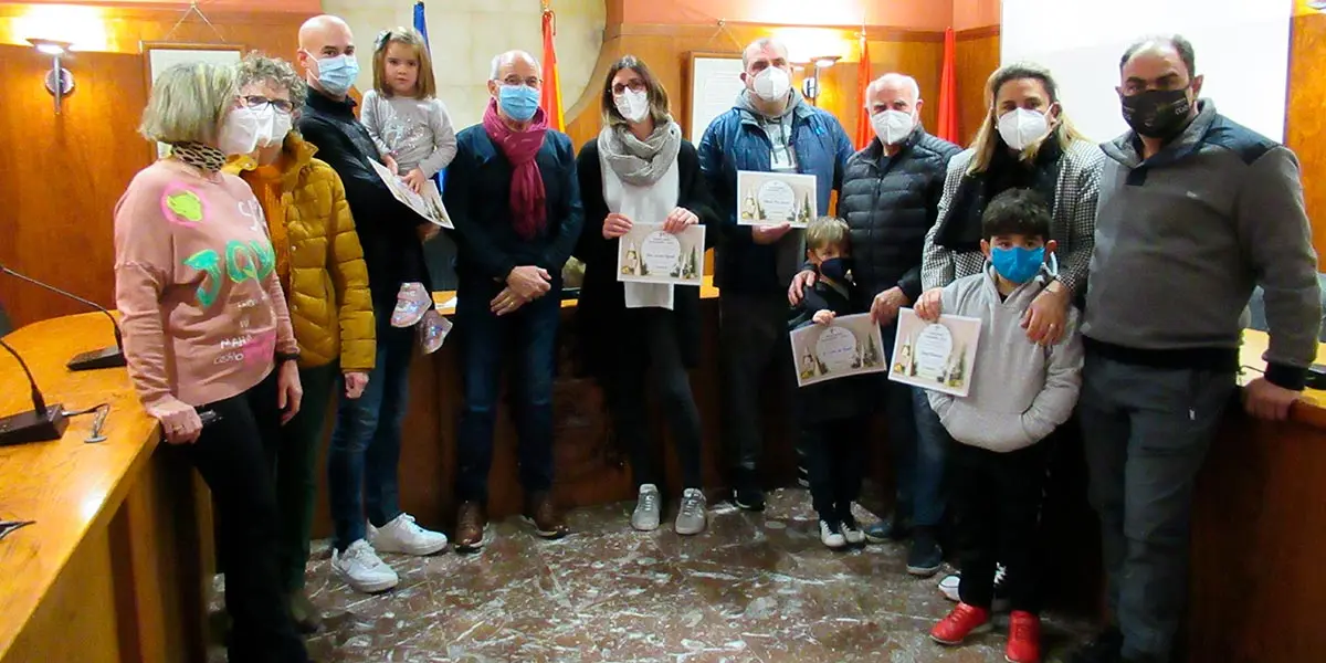 Los premiados en ambas categor&iacute;as junto a los miembros del jurado