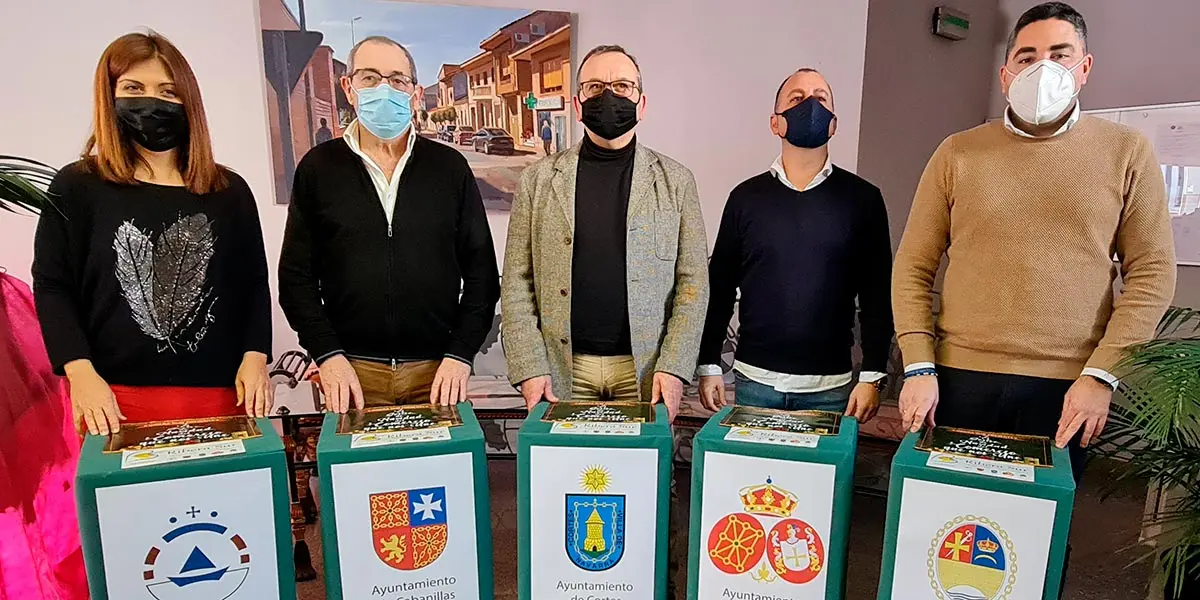 Los alcaldes de Ribera Sur posan junto a los boletos recogidos en cada localidad