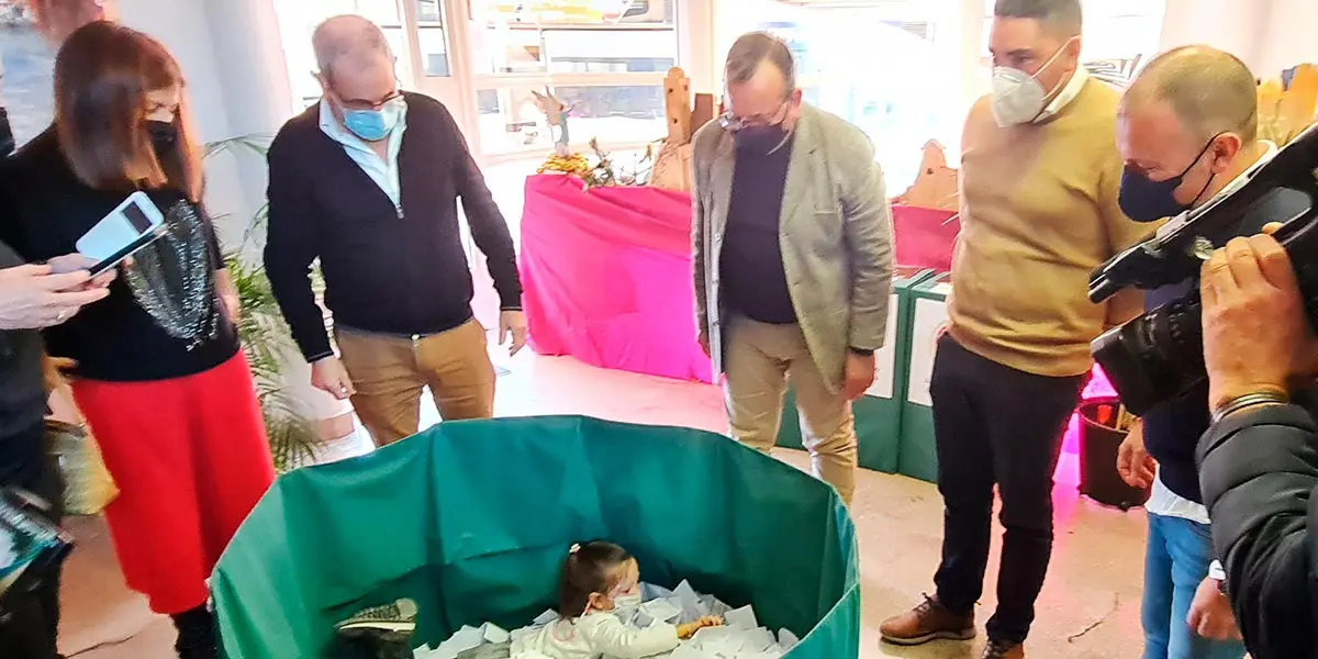 Ni&ntilde;a sacando el gran premio