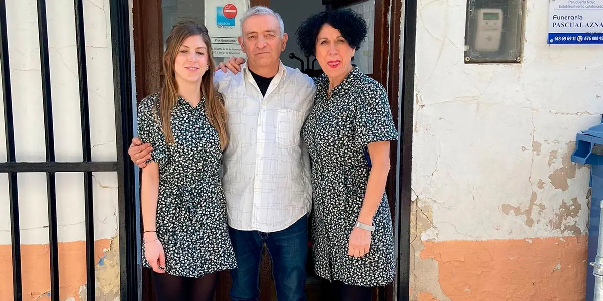 Ignacio Royo, el peluquero de  Ainz&oacute;n junta a otras peluqueras del pueblo