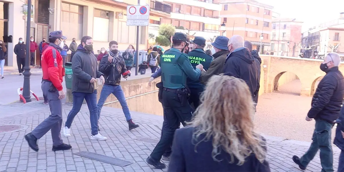 La Guardia Civil y la Polic&iacute;a Foral intermediaron en el enfrentamiento entre el grupo de escrache y los integrantes de VOX Navarra 