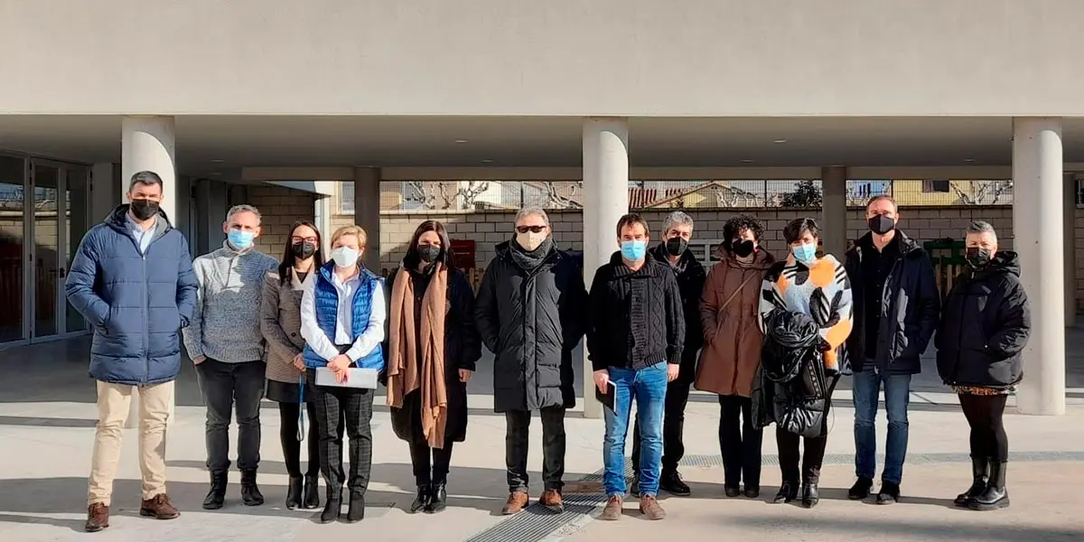 Los Parlamentarios visitando las instalaciones deI IESO La Paz de Cintru&eacute;nigo