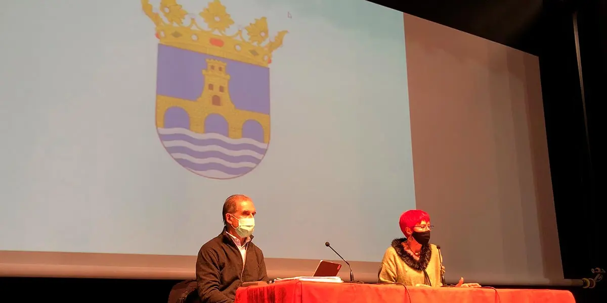 Gregorio Ach&uacute;tegui, gerente del Servicio Navarro de Salud y Santos Indur&aacute;in, consejera de Salud durante la presentaci&oacute;n.