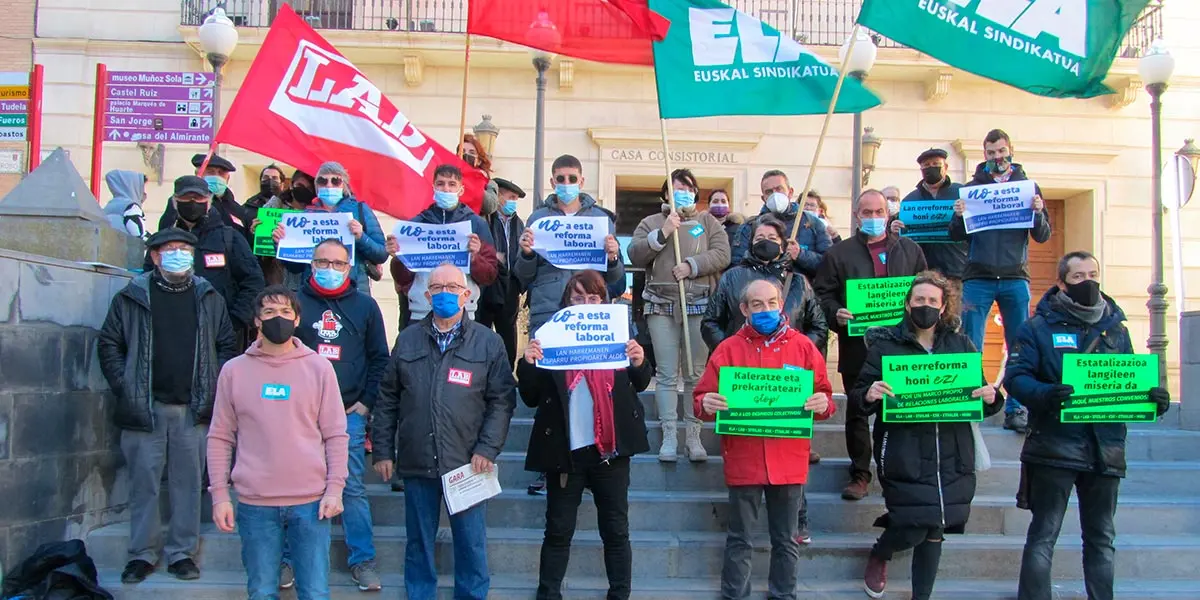 Sindicalistas concentrados hoy en la Plaza Vieja de Tudela.