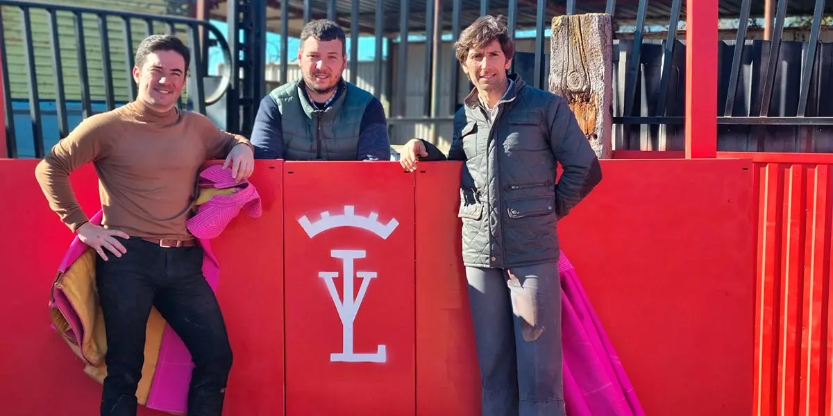Imanol S&aacute;nchez,Juan L&oacute;pez y Alberto Lamelas junto al nuevo hierro