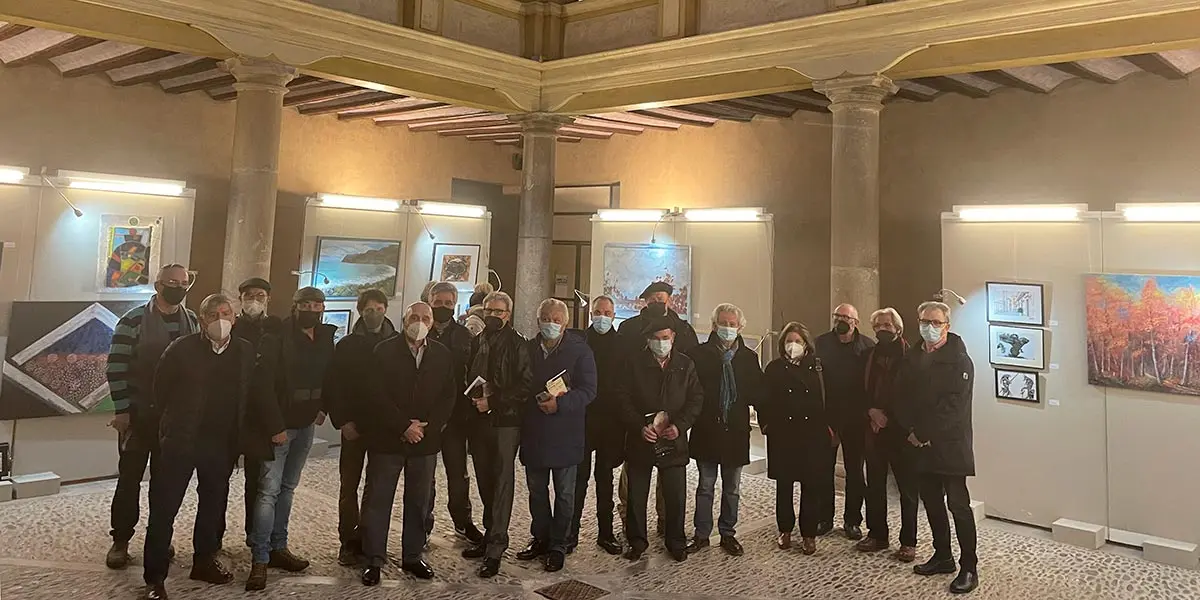 Artistas participantes en la exposici&oacute;n solidaria de Villa Javier
