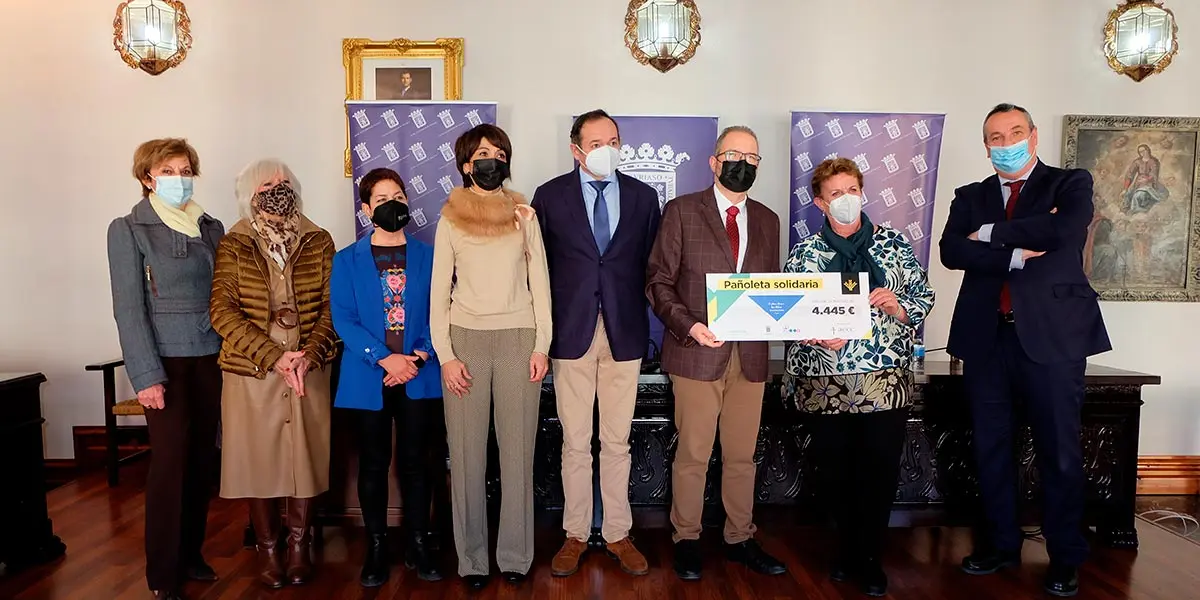 Tarazona entrega cheque asociacion cancer