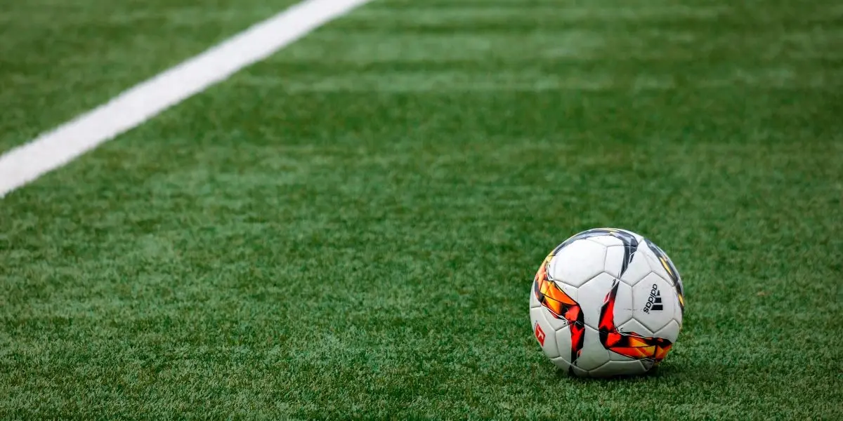 bal&oacute;n pelota f&uacute;tbol campo
