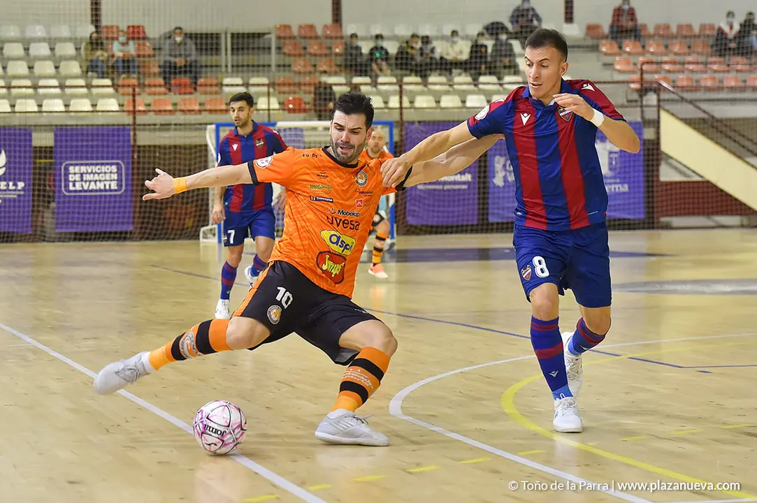 Joao Miguel dispara a porter&iacute;a ante la presencia de Maxi Rescia