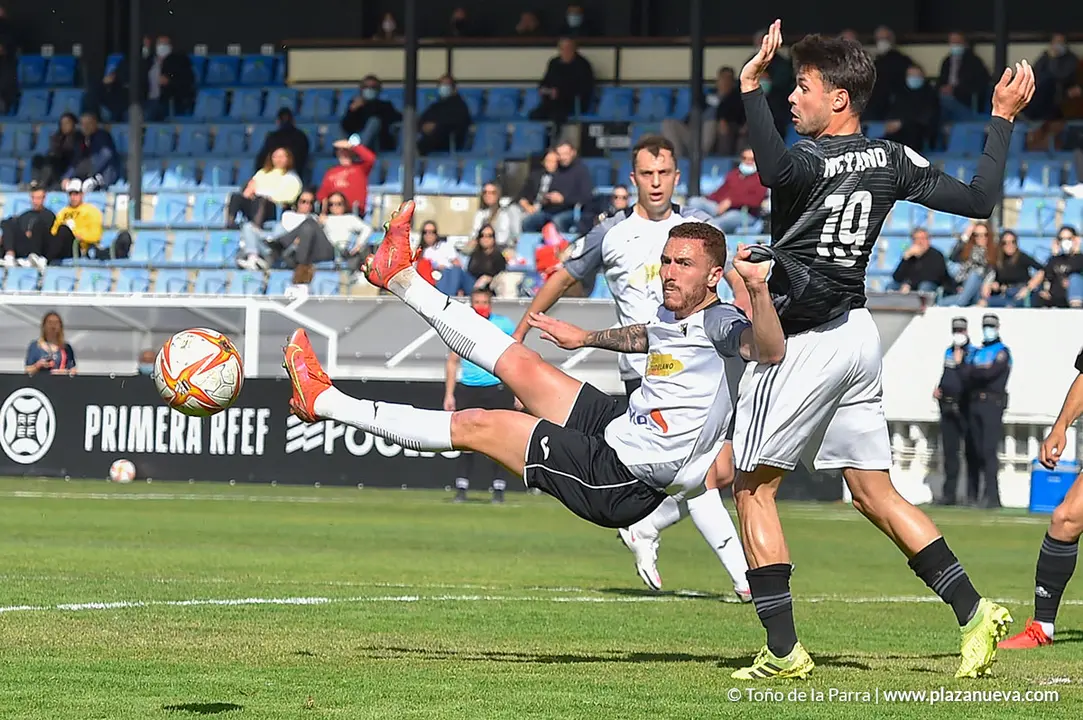 Agus Alonso intenta un remate acrob&aacute;tico ante la meta de Badiashile