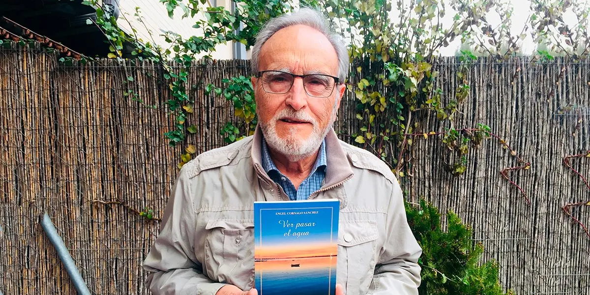 &Aacute;ngel Cornago con su poemario 'Ver pasar el agua'