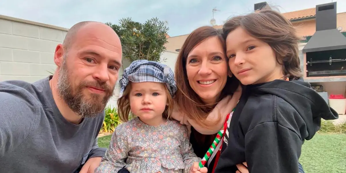 M&agrave;rius Guti&eacute;rrez y Marta Aguado junto a sus hijos