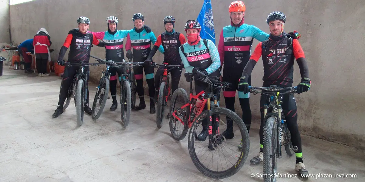 Ciclistas del Club Karrikir BTT