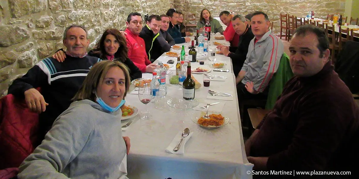Peregrinos comiendo en Monasterio de la Oliva 2