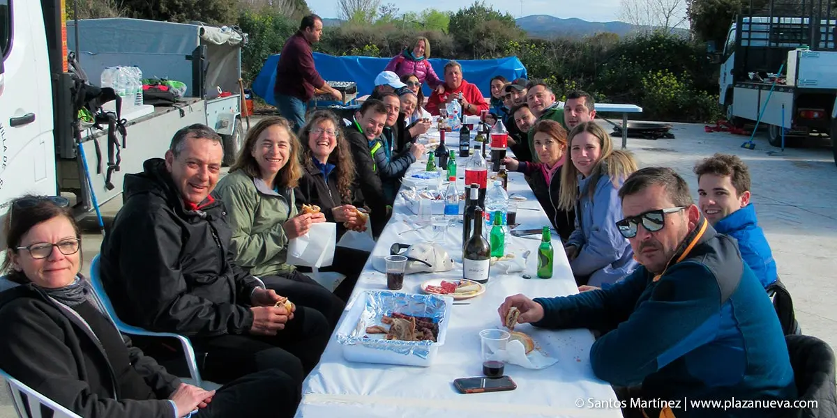 Peregrinos comiendo en Monasterio de la Oliva 1