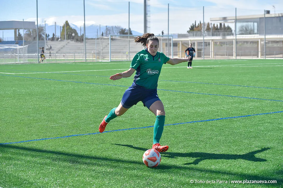 Virginia del Rio lanza un contragolpe del equipo del CD Lourdes