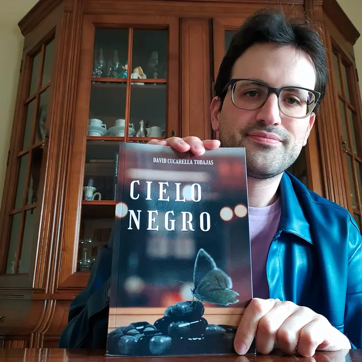 David Cucarella junto a su nueva novela &lsquo;Cielo Negro&rsquo;