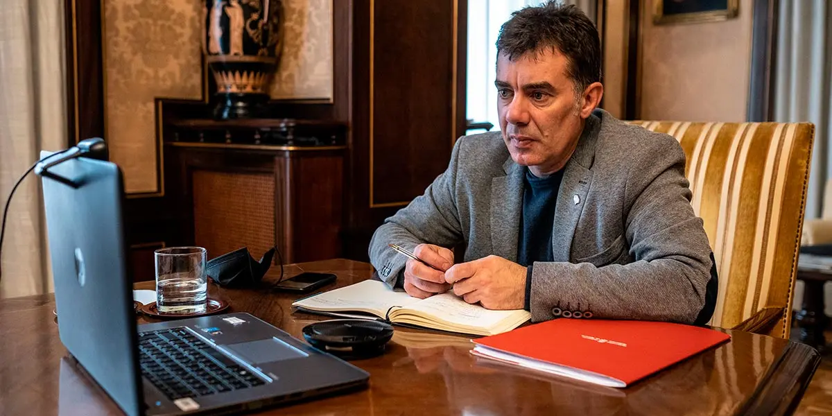 Eduardo santos durante la video conferencia con las autoridades municipales