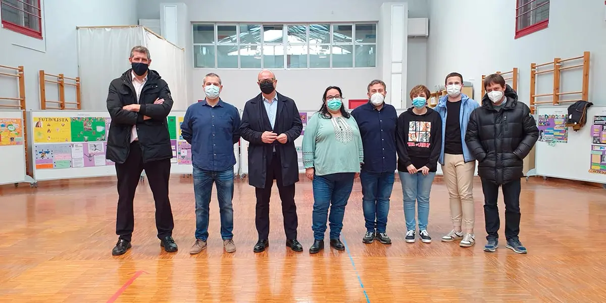 El consejero de Educaci&oacute;n, Carlos Gimeno, junto al alcalde de Castej&oacute;n, David &Aacute;lvarez, y resto de autoridades en la visita al colegio p&uacute;blico Dos de Mayo de Castej&oacute;n