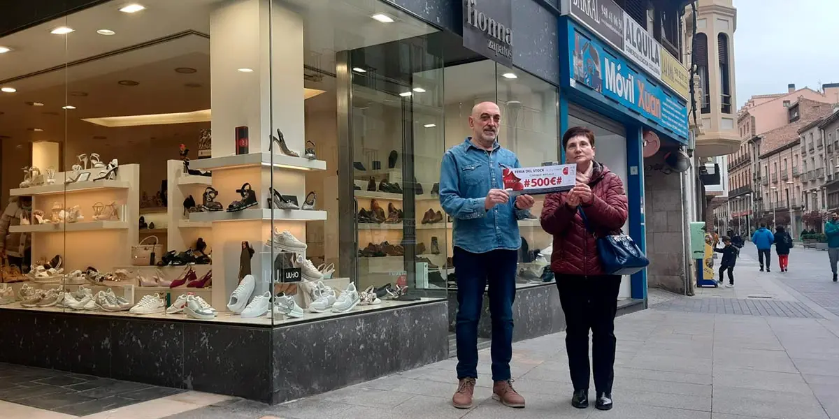 Jes&uacute;s Clemos y Teresa Galindo Bueno, ganadora de la campa&ntilde;a Stock marzo 2022