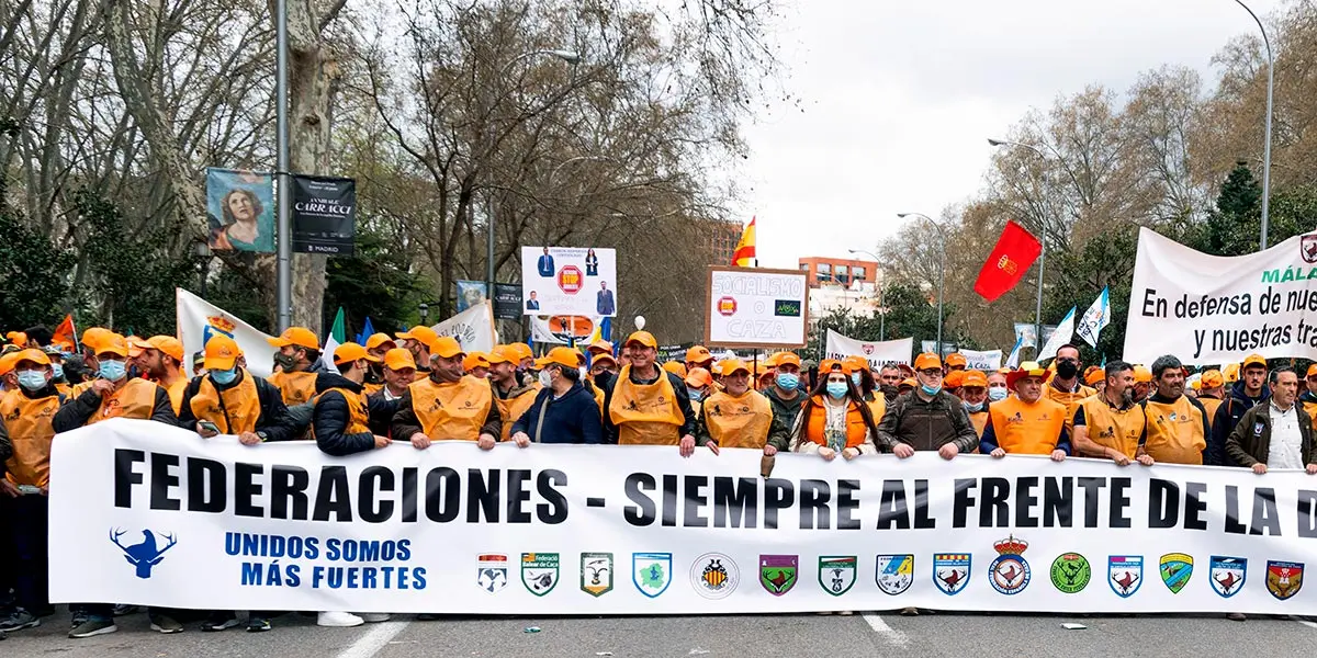 La Federaci&oacute;n Navarra de Caza reparti&oacute; 2.000 chalecos y 2.000 gorras entre los viajeros