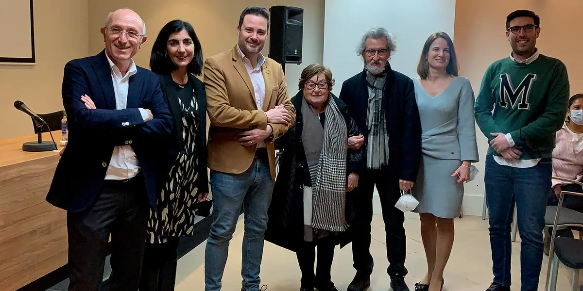 Rafael Navarro acompa&ntilde;ado de diferentes autoridades en la inauguraci&oacute;n de su exposici&oacute;n en la Casa del Almirante