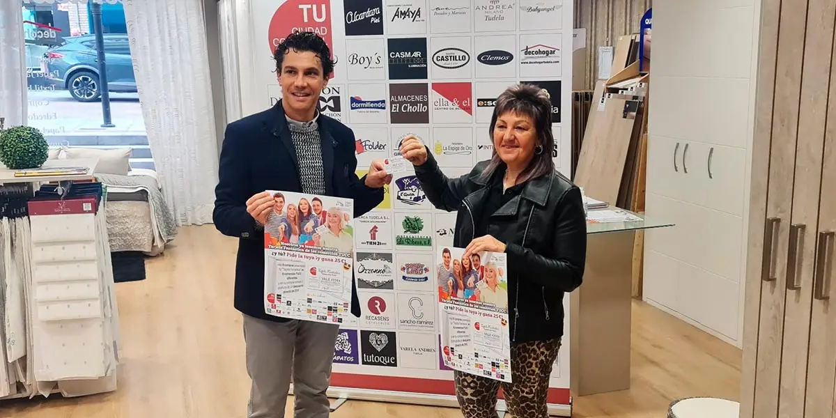 La presidenta de TUCC, Anabel Garc&iacute;a Lasala, en las instalaciones de Decohogar, presentando a los medios la campa&ntilde;a junto al vocal Pa&uacute;l Carcavilla Aguirre, este mi&eacute;rcoles 30 de marzo