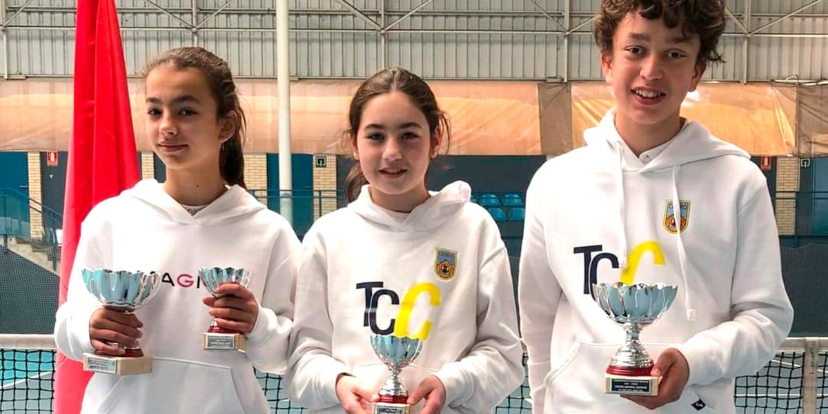 María, Paulina y Adrián con sus Trofeos de Campeones de Navarra de Tenis Infantil