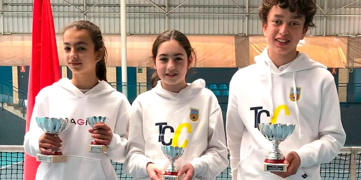 Mar&iacute;a, Paulina y Adri&aacute;n con sus Trofeos de Campeones de Navarra de Tenis Infantil