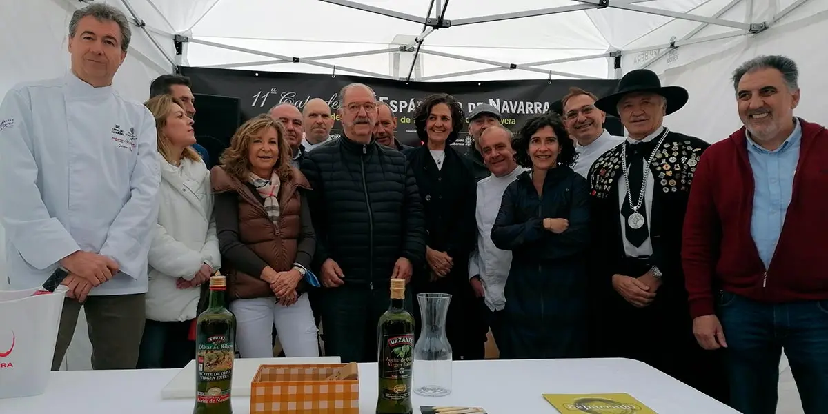 Varios asistentes a la 11&ordf; Cata del Primer Esp&aacute;rrago de Navarra en Funes
