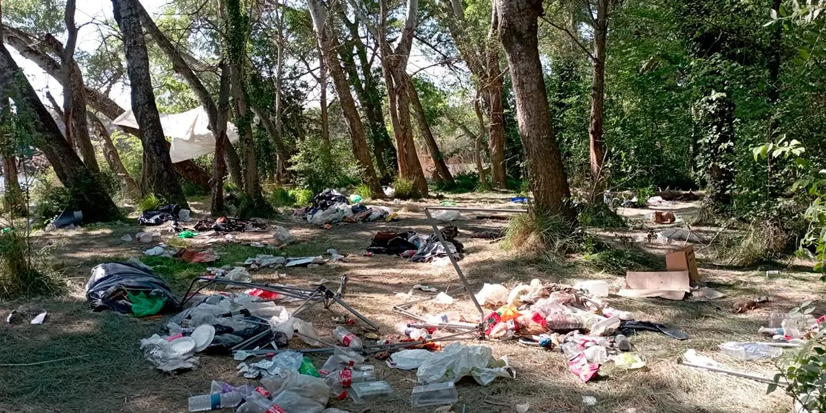 Residuos acumulados en el paraje protegido de Las Norias tras la celebraci&oacute;n del D&iacute;a del &Aacute;ngel