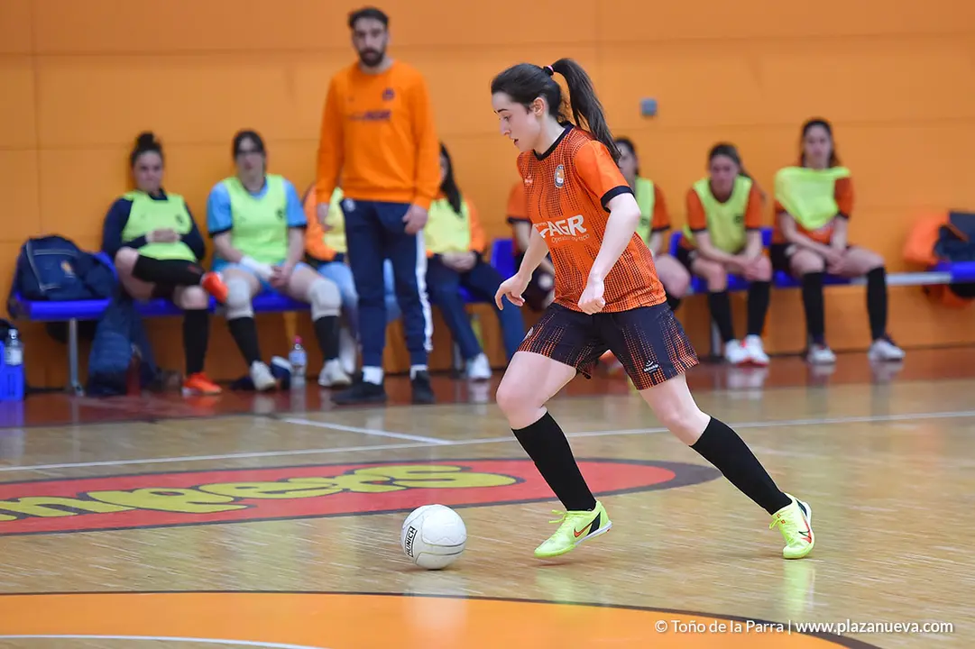 Iraia L&oacute;pez Ros controla la pelota en un contragolpe del Ribera