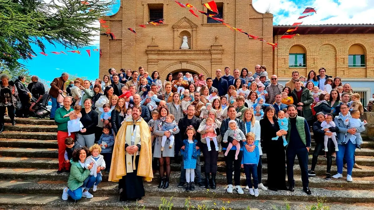38 ni&ntilde;os y ni&ntilde;as acompa&ntilde;ados de familiares y amigos, que abarrotaron el templo corellano.