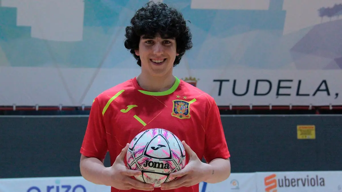 Alberto Lahuerta con la camiseta de la selecci&oacute;n