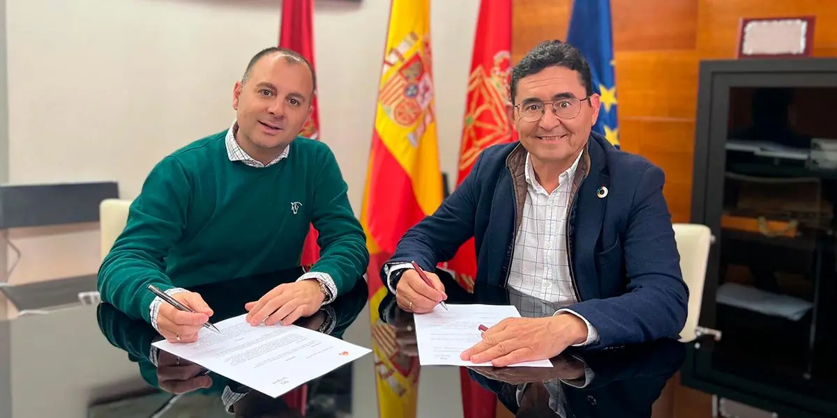 El alcalde de Fusti&ntilde;ana firmando para la agenda 2030