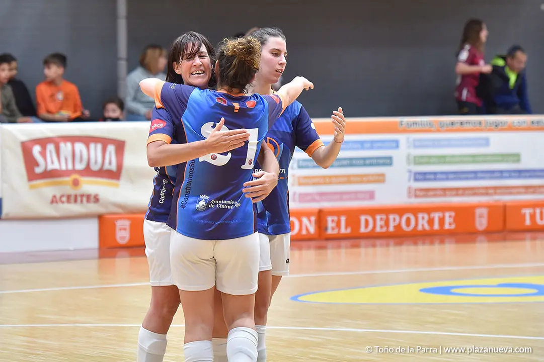 Las cirboneras se abrazan despu&eacute;s de ganar el partido