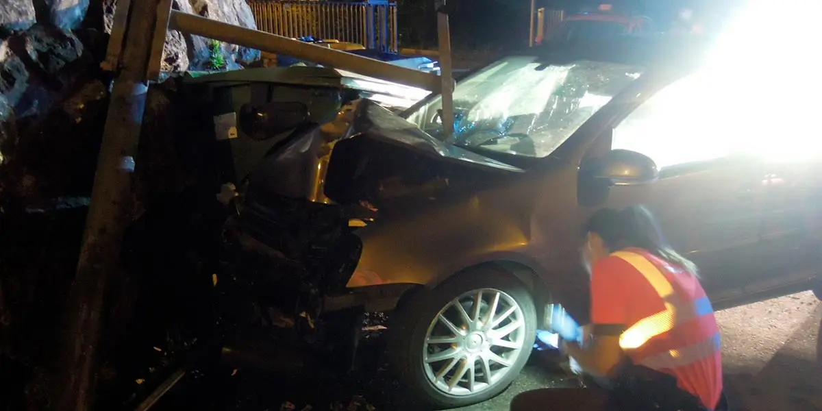 Accidente de tr&aacute;fico en Atallo, se produjo un choque contra muro