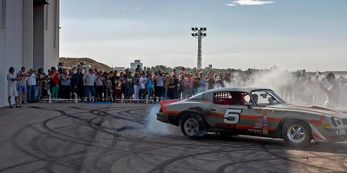 Exhibici&oacute;n de quema de neum&aacute;tico en Todo Motor Ejea de ediciones anteriores