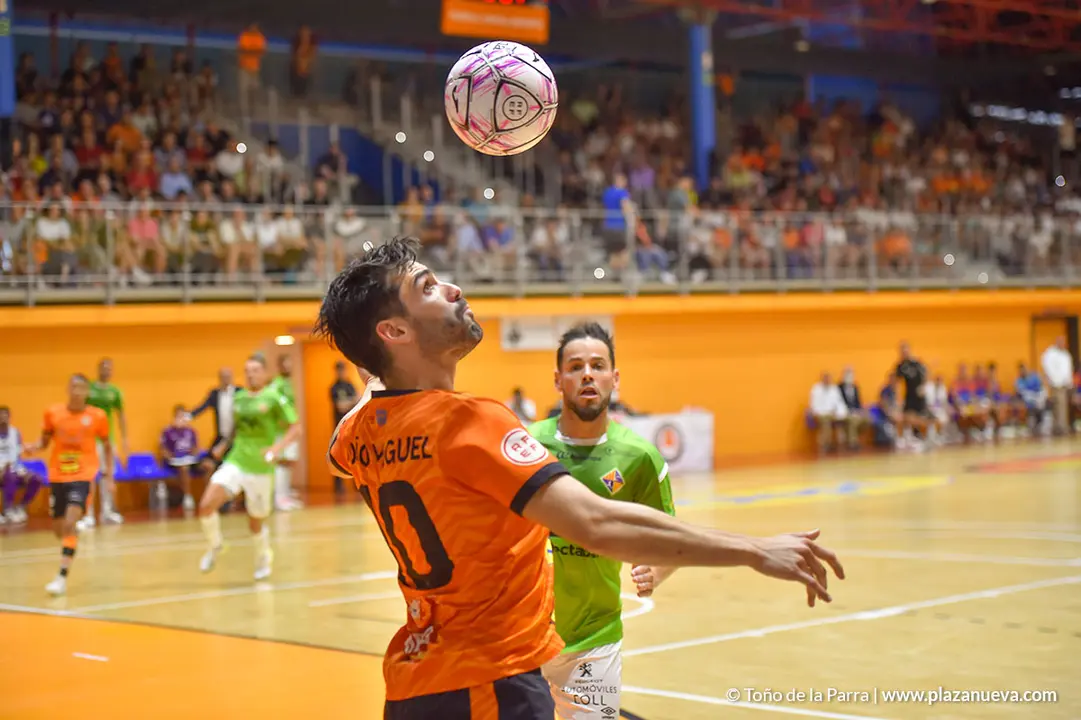 Joao Miguel protege un bal&oacute;n ante la mirada de Marlon