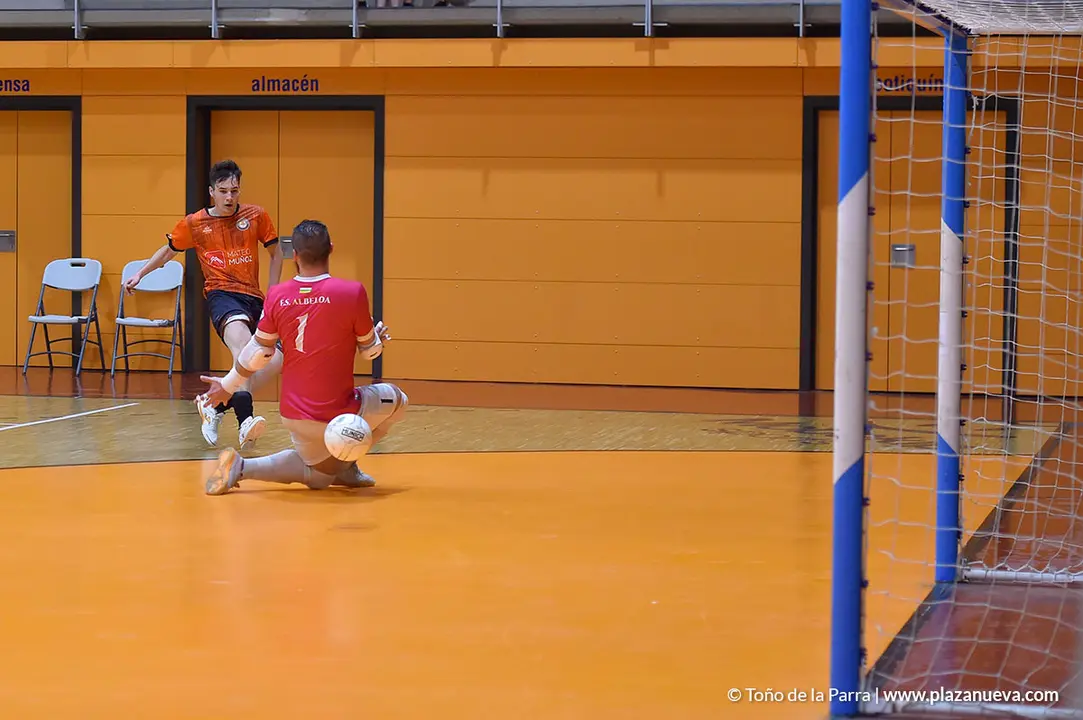 Javier Hidalgo consigue el empate a tres con este disparo ajustado al palo largo
