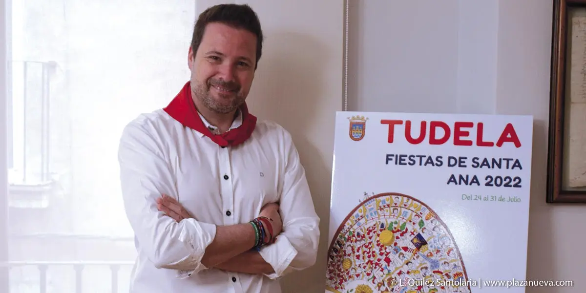 El alcalde de Tudela, Alejandro Toquero, junto al cartel de las Fiestas de Santa Ana de este a&ntilde;o