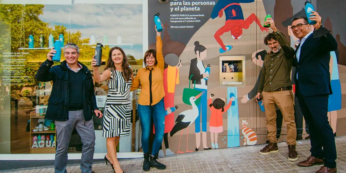 La fuente p&uacute;blica inteligente de Termia, de la que emana agua de la red local microfiltrada de gran calidad, en el d&iacute;a de su inauguraci&oacute;n