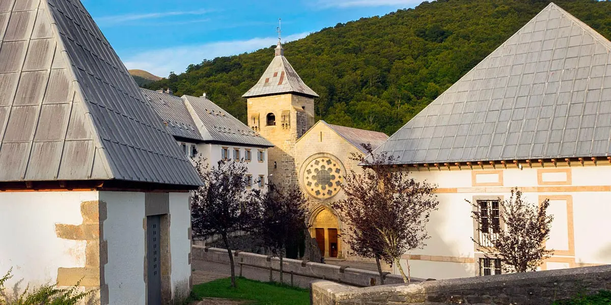 Llegar a la Colegiata de Roncesvalles:Orreaga es llegar a un lugar lleno de significado para quienes hacen el Camino